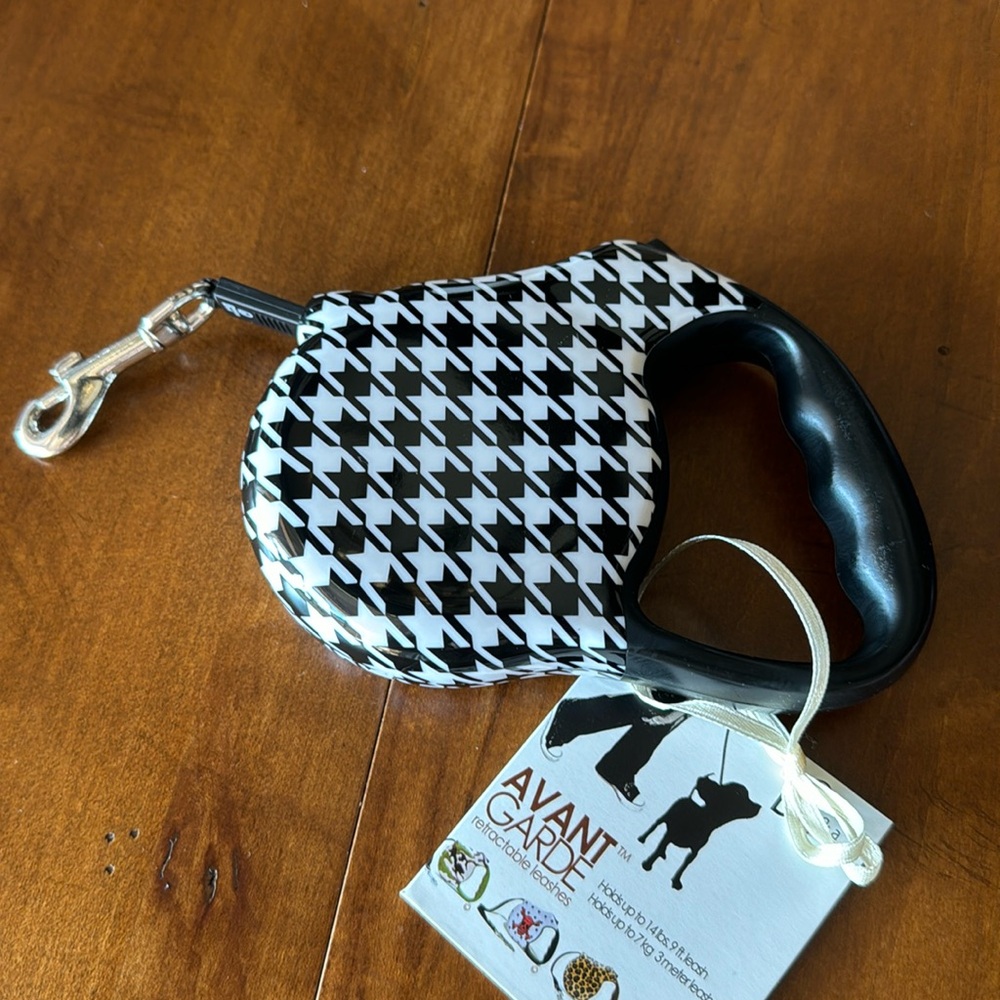 Avant Garde Retractable Leash